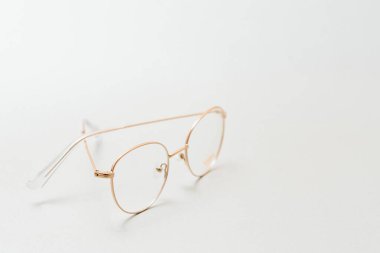 Beyaz bir arka plan üzerinde izole vintage gözlük