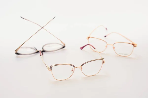 Stílusos Szemüveg Háttérben Optikai Áruház Szemüvegválogatás Szemvizsgálat Látásvizsgálat Optikusnál Divatkiegészítők — Stock Fotó