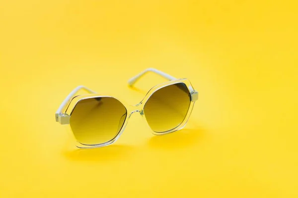 Gafas Sol Amarillas Sobre Fondo Amarillo — Foto de Stock