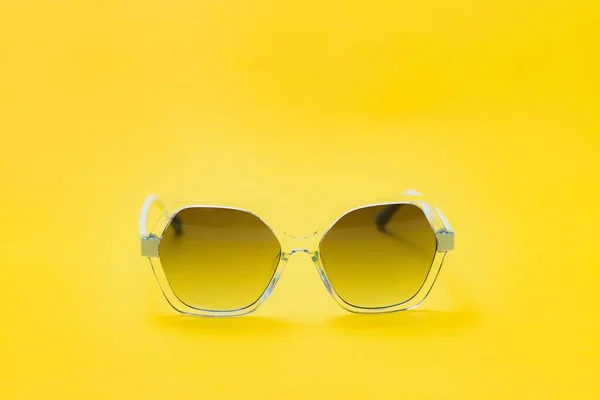 Lunettes Soleil Jaunes Sur Fond Jaune — Photo