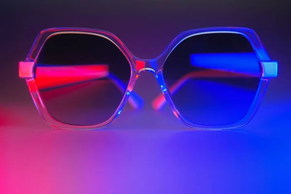 Óculos Sol Elegantes Filmados Usando Iluminação Colorida Abstrata Rosa Azul — Fotografia de Stock