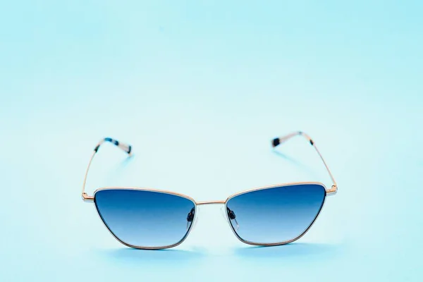 Bonitos Óculos Sol Tendência Uma Cor Classic Blue Pantone Fundo — Fotografia de Stock
