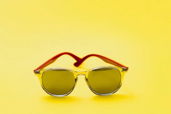 노란색 배경에 선글라스 양질의 사진을 선글라스 — 스톡 사진