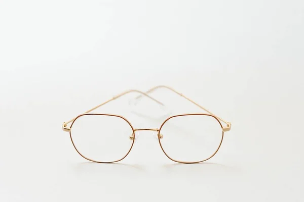 배경에 안경을 흰색을 눈꺼풀 프레임 위에서 배경에 사진에서 수있는 안경테 — 스톡 사진