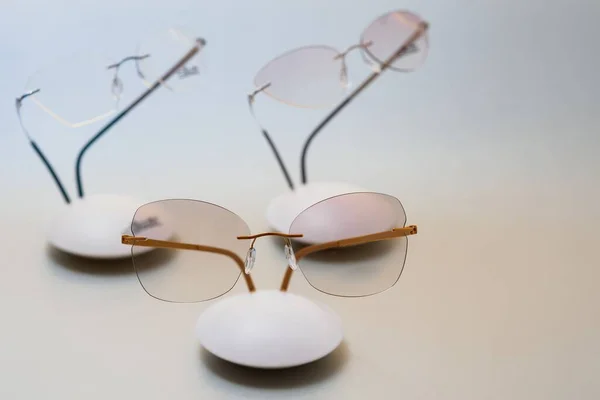 Stilvolle Brille Über Dem Hintergrund Optikgeschäft Brillenauswahl Sehtest Sehuntersuchung Beim — Stockfoto