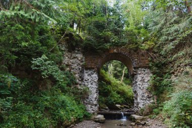 Eski demiryolu köprüsü taştan yapılmıştır. tarihi bina kullanıldı