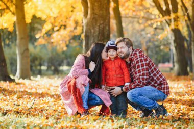 Mutlu aile babası ve bebeği parkta sonbahar yürüyüşünde.