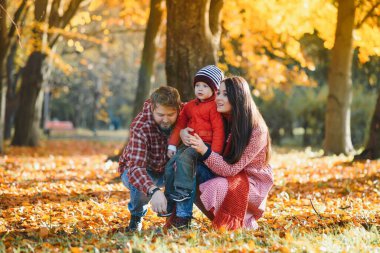 Mutlu aile babası ve bebeği parkta sonbahar yürüyüşünde.