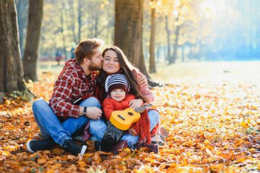 mutlu genç aile açık sonbahar parkta vakit