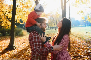 mutlu genç aile açık sonbahar parkta vakit
