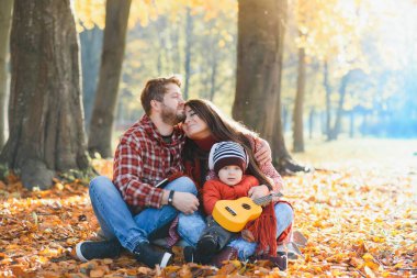 Mutlu aile babası ve bebeği parkta sonbahar yürüyüşünde.