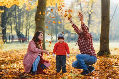 mutlu genç aile açık sonbahar parkta vakit