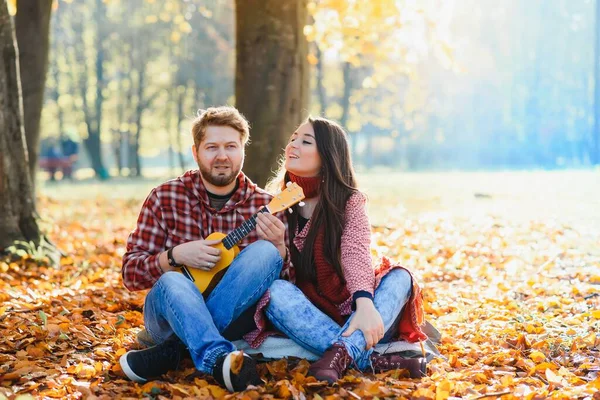 Casal Parque Outono Homem Mulher Sorridentes Fora — Fotografia de Stock