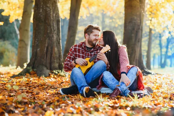 Ett Par Höstparken Man Och Kvinna Utanför — Stockfoto