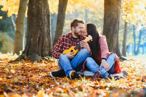 Couple Autumn Park — Stock Photo, Image