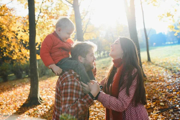 Szczęśliwa Rodzina Matka Ojciec Dziecko Jesiennym Spacerze Parku — Zdjęcie stockowe
