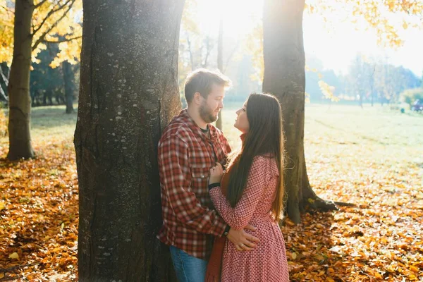 Jeune Couple Amoureux Marchant Dans Parc Automne Tenant Main — Photo