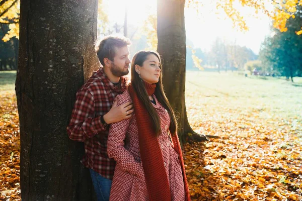 Pareja Parque Otoño —  Fotos de Stock