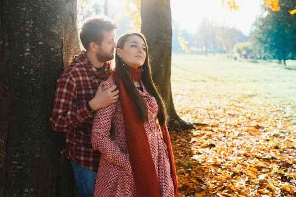 Casal Parque Outono Homem Mulher Sorridentes Fora — Fotografia de Stock