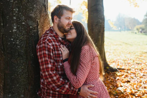 秋の公園でカップル 外で笑顔の男と女 — ストック写真