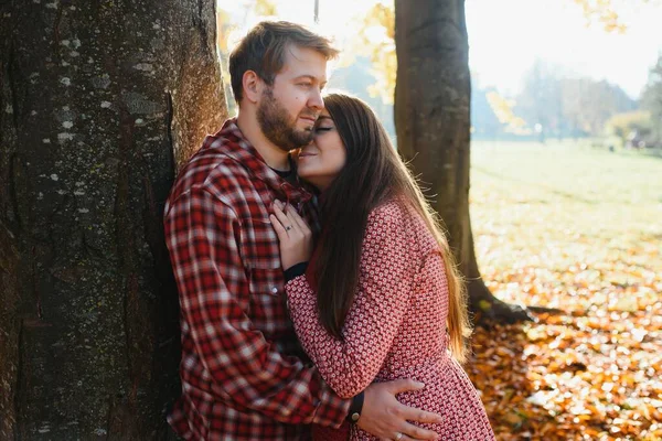 Pár Podzimním Parku Usmívající Muž Žena Venku — Stock fotografie