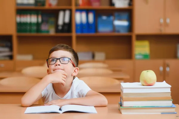 Écolier Concentré Assis Bureau Écrivant Dans Cahier Exercices Avec Son — Photo