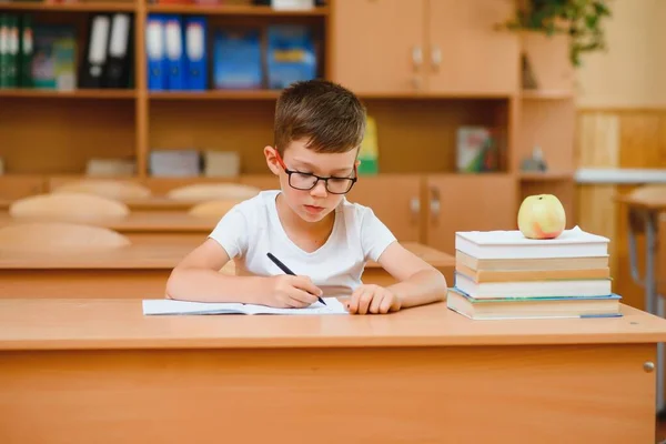 Δημοτικό Σχολείο Αγόρι Στο Γραφείο Τάξη Προσπαθεί Βρει Νέες Ιδέες — Φωτογραφία Αρχείου