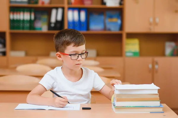 Colegial Concentrado Sentado Escritorio Escribiendo Libro Ejercicios Con Compañero Sentado —  Fotos de Stock