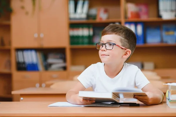 Elementary School Boy Bureau Classe Essayant Trouver Nouvelles Idées Pour — Photo