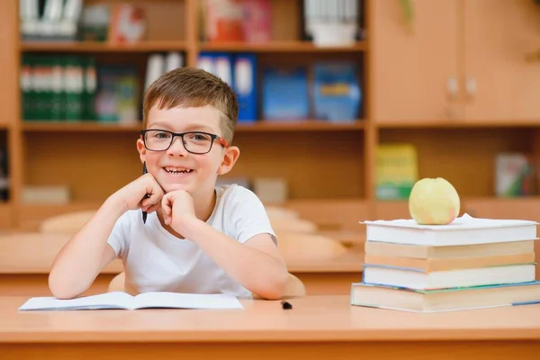 Grundschüler Der Schulbank Bei Der Suche Nach Neuen Ideen Für — Stockfoto