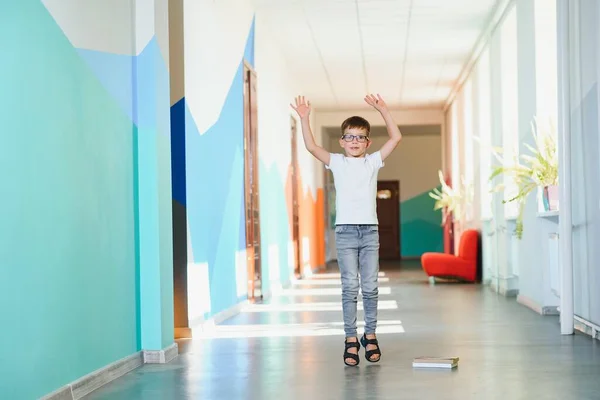 学校のコンセプトに戻る 授業中の小学生 緑の黒板に対して幸せな子供 教室で賢い子だ アイデアと教育の概念 — ストック写真