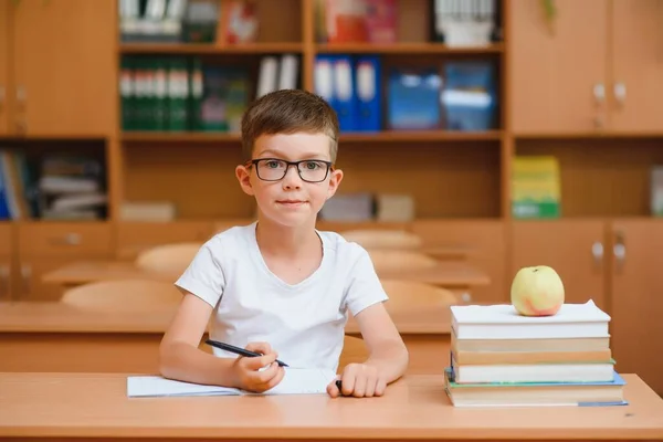 Niño Escuela Primaria Escritorio Del Aula Tratando Encontrar Nuevas Ideas — Foto de Stock