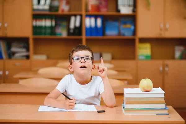 Δημοτικό Σχολείο Αγόρι Στο Γραφείο Τάξη Προσπαθεί Βρει Νέες Ιδέες — Φωτογραφία Αρχείου