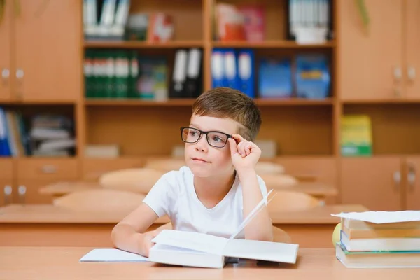 Elementary School Boy Bureau Classe Essayant Trouver Nouvelles Idées Pour — Photo