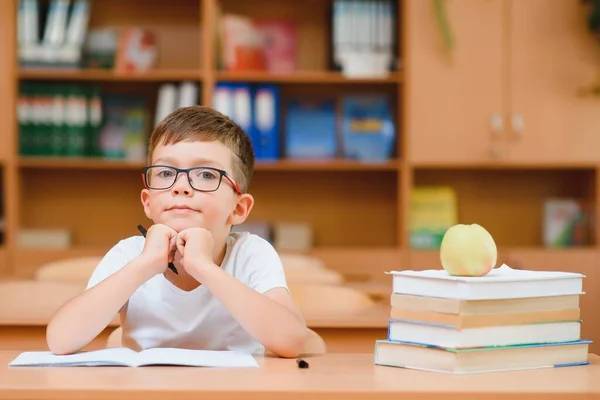 Elementary School Boy Klassrummet Skrivbord Försöker Hitta Nya Idéer För — Stockfoto