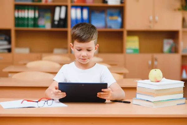 Anak Sekolah Menggunakan Tablet Yang Dihitung Kelas — Stok Foto