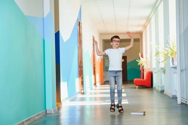 学校のコンセプトに戻る 授業中の小学生 緑の黒板に対して幸せな子供 教室で賢い子だ アイデアと教育の概念 — ストック写真