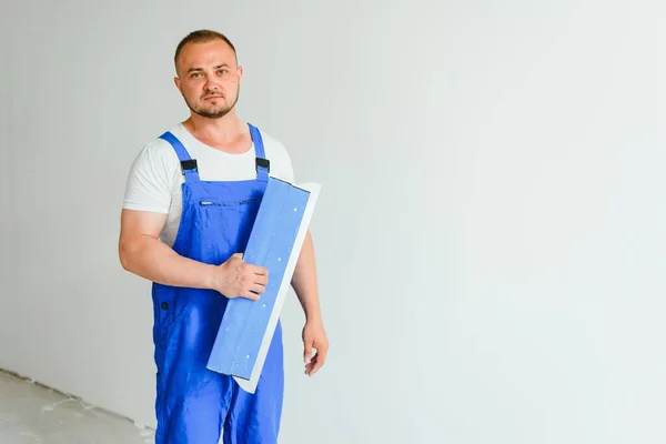 Man Bearbetar Väggen Med Spatel Plasterer Jobbet — Stockfoto