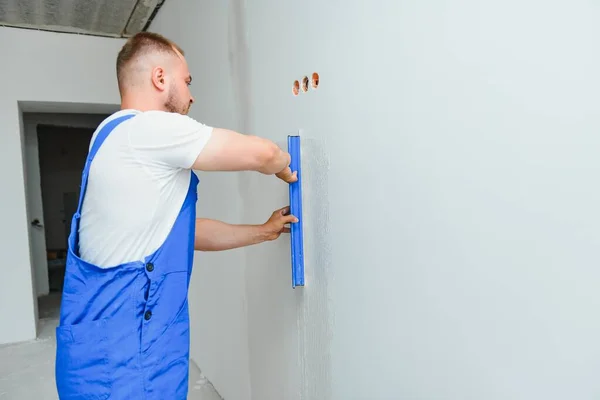 Constructor Corrige Cuidadosamente Las Irregularidades Pared Con Una Paleta Constructor — Foto de Stock