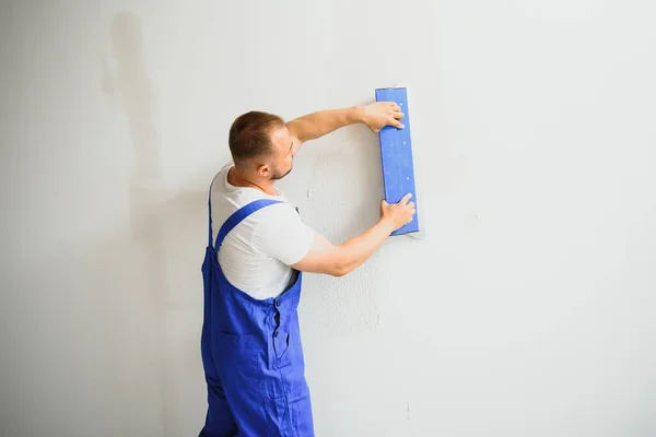 Portret Van Een Arbeider Overall Met Een Stopmes Zijn Handen — Stockfoto