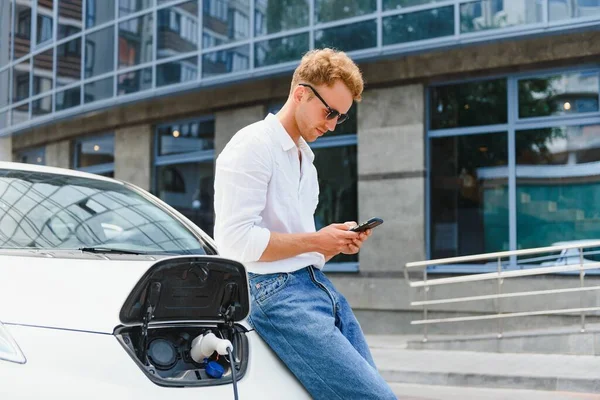 Mann Mit Smartphone Nach Dem Aufladen Des Akkus Männchen Der — Stockfoto