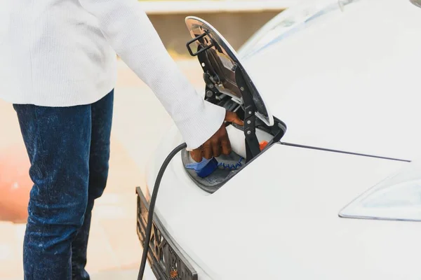 Afro Amerikaanse Man Opladen Van Zijn Elektrische Auto — Stockfoto