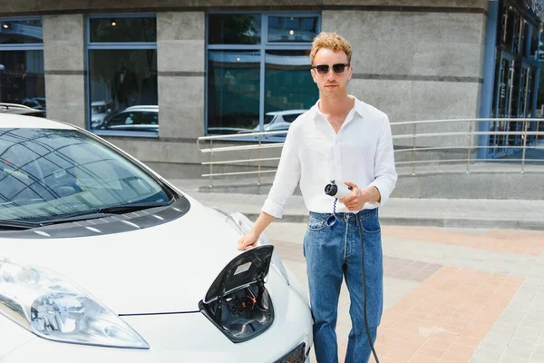 Homem Elegante Com Copo Café Mão Insere Plug Tomada Carregamento — Fotografia de Stock