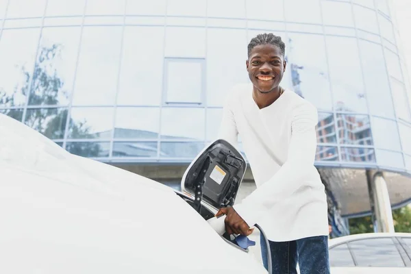 Africký Američan Nabíjí Své Elektrické Auto — Stock fotografie