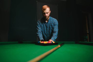 Kırmızı top ve Snooker oyuncu, snooker oyna man