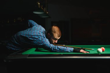Bilardo - Bilardo oynayan bir adam yakın çekim shot oynamak