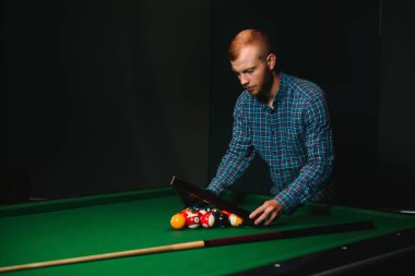 Kulüpte bilardo oynayan adam.
