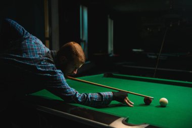 Bilardo - Bilardo oynayan bir adam yakın çekim shot oynamak