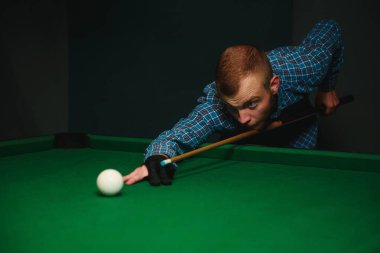 Bilardo - Bilardo oynayan bir adam yakın çekim shot oynamak