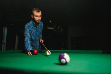 Kulüpte bilardo oynayan adam.